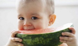 娱乐吃瓜君宝宝倒水,揭秘宝宝倒水背后的温馨瞬间